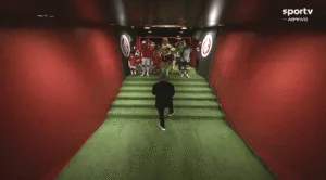 Grupo de jogadores do Inter no túnel do Beira-Rio