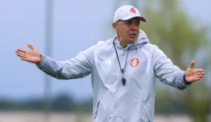 Eduardo Baptista comanda treino no Internacional