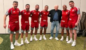Jogadores do Inter com Delcir Sonda