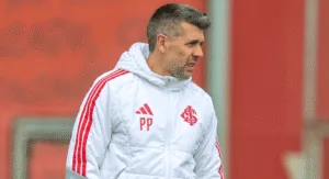 Paulo Pezzolano comanda treino no Inter