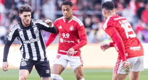 Vitinho em ação pelo Inter contra o Santos