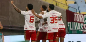 Jogadores do Inter comemoram gol contra o Fluminense no Maracanã