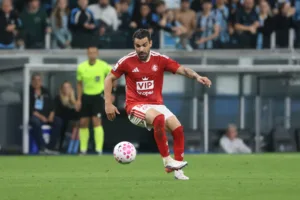Bruno Henrique em ação pelo Inter no Gre-Nal