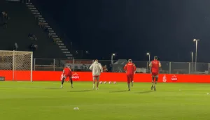 Goleiros do Inter no aquecimento