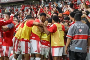 Jogadores do Inter comemoram gol com a torcida
