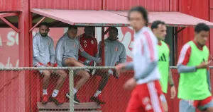 Grupo de jogadores em treino no Inter