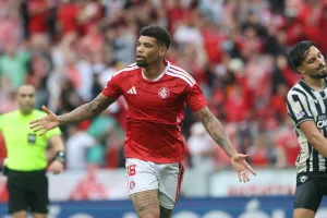 Juninho comemora gol pelo Inter