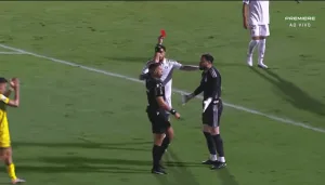 Matheus Cunha expulso em jogo do Inter