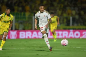 Vitinho em ação pelo Inter contra o Mirassol