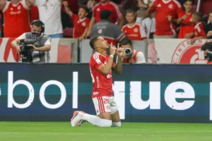 Vitinho comemora gol pelo Internacional
