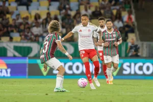 Vitinho em ação contra o Fluminense no Maracanã